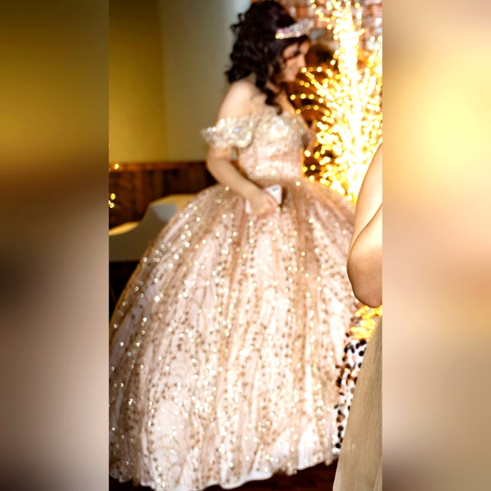 Beautiful gown for sweet 16 or Quince, size 8 to 10, gold/rose gold champagne